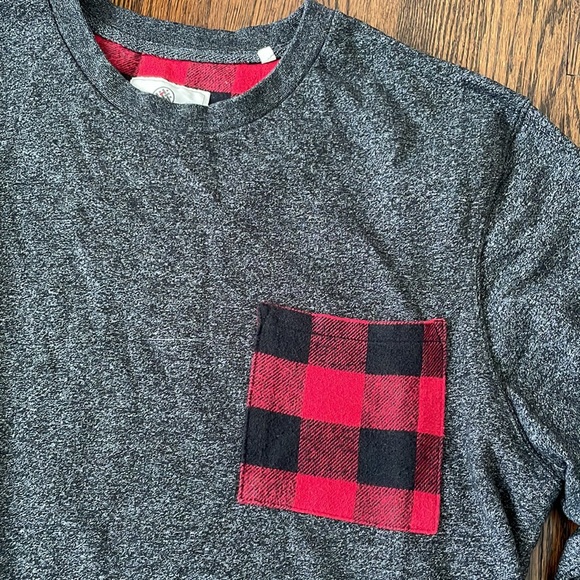 ON THE BYAS grey sweater with a red/black plaid pocket - Picture 2 of 3